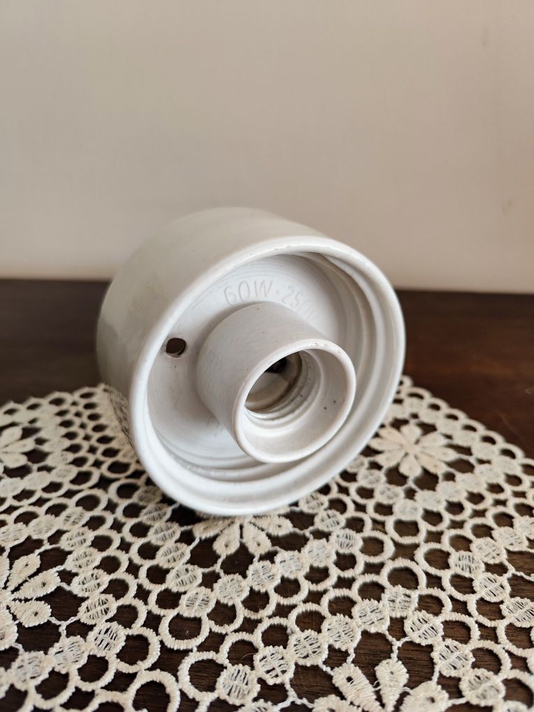 Oprawa ceramiczna do kloszy z gwintem 84,5mm. Lampa z czasów PRL-u