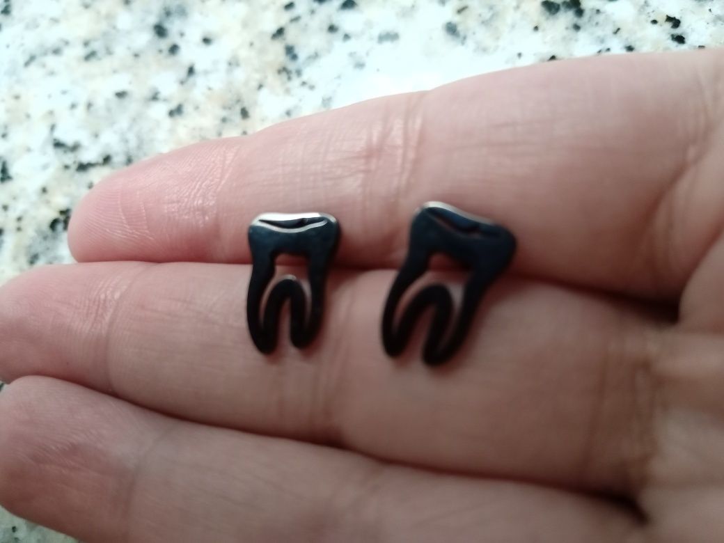 2 Brincos metal preto formato dente