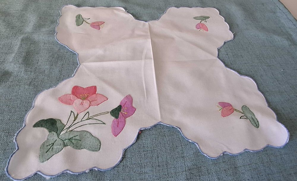 Nap7 - Naperon para cesto do pão em algodão com bordado