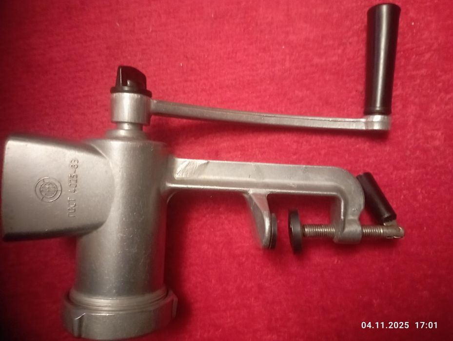 Мясорубка ручная ,алюминиевая!!