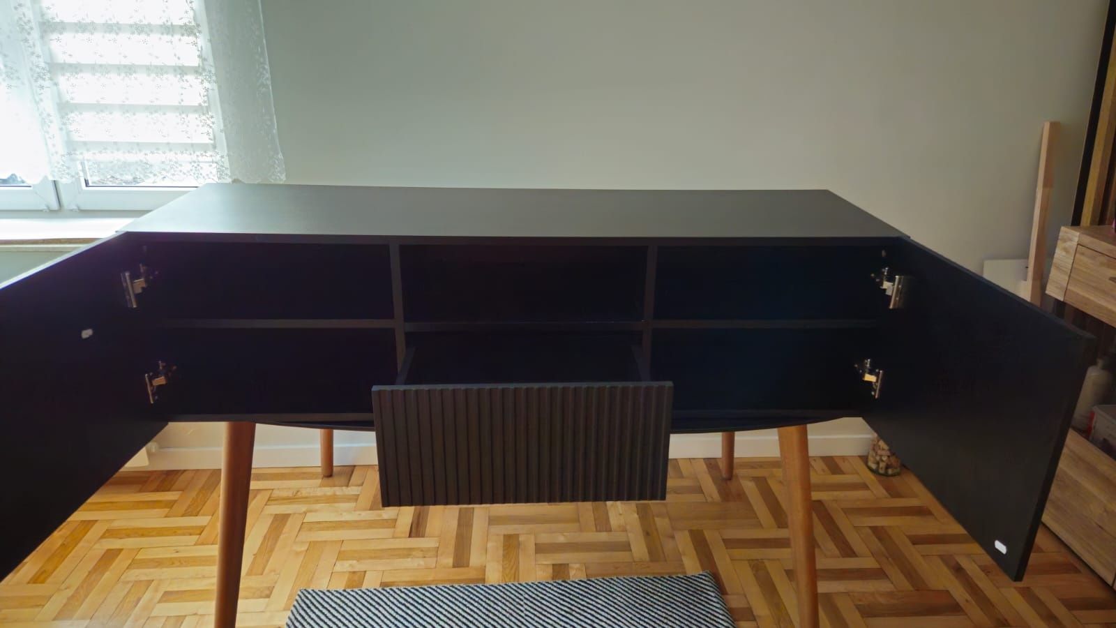 Szafka RTV ryflowane  fronty wisząca z szufladą i wnęką - czarna 150cm