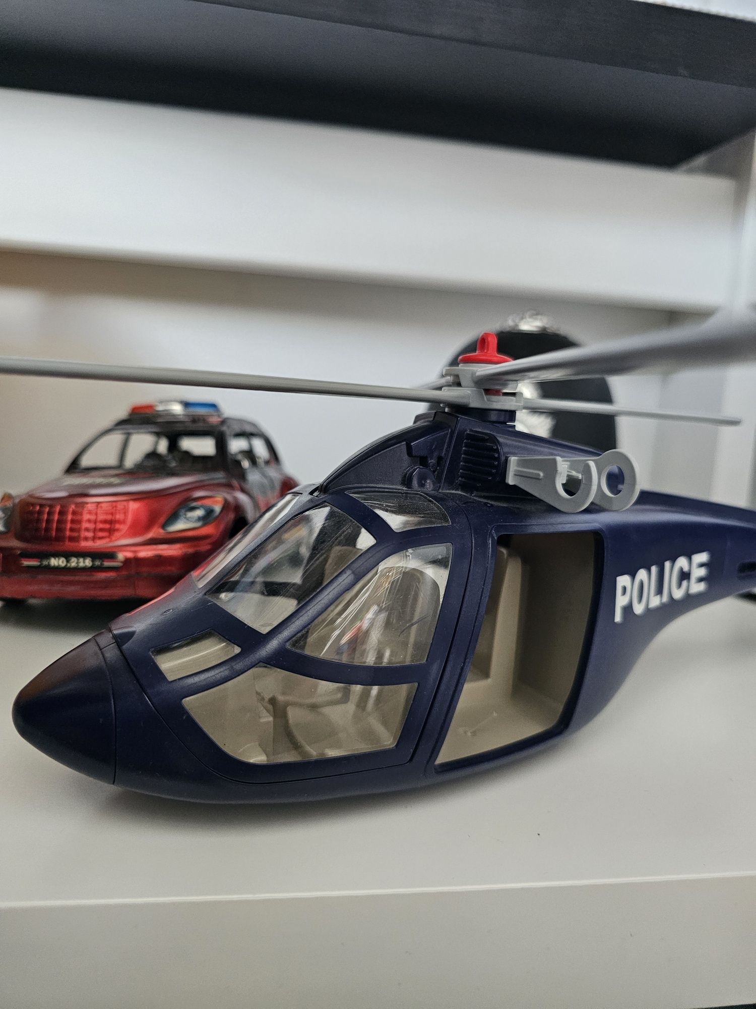 Zestaw małego policjanta: angielski hełm + helikopter policyjny Playmo