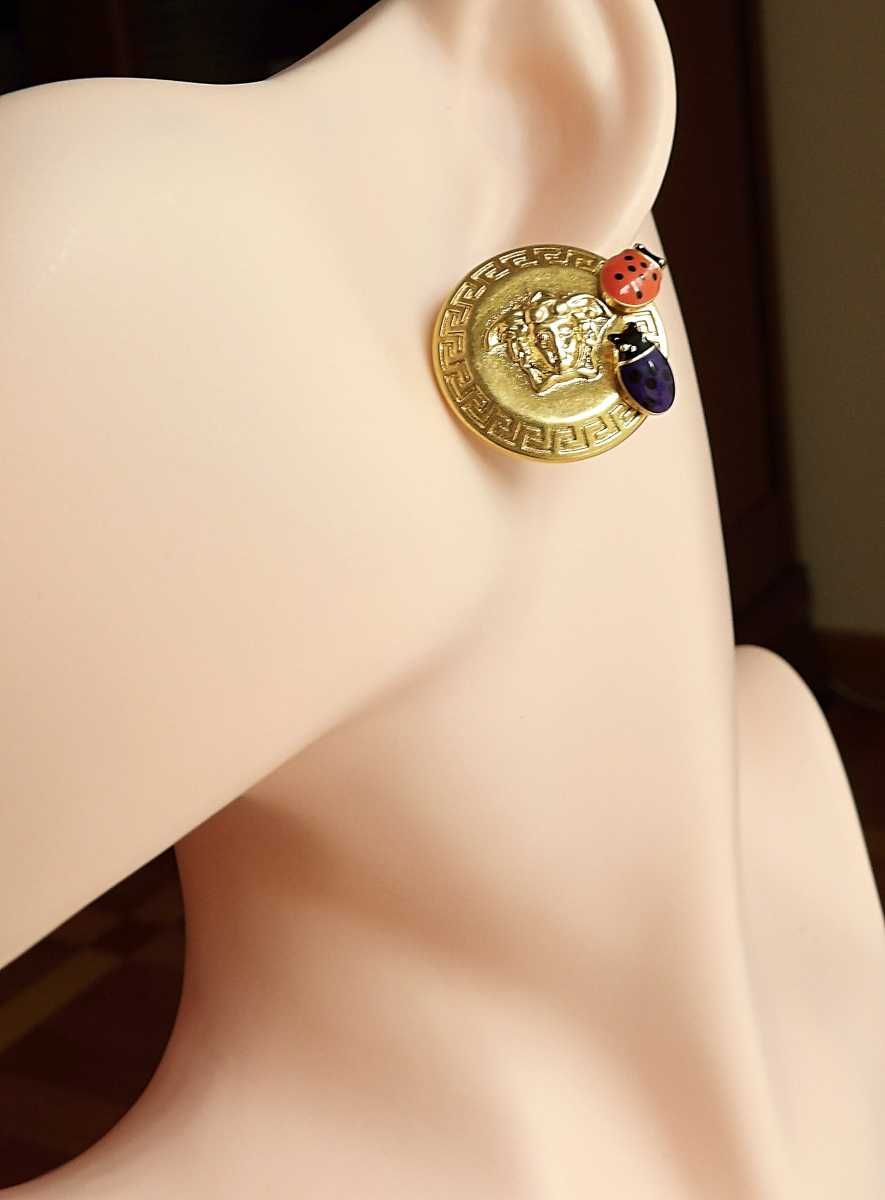 Versace Dua Lipa kolczyki mosiężne motyle, biedronki