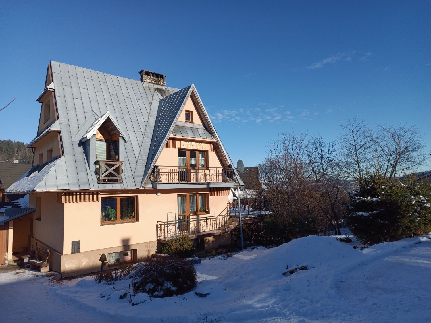 Noclegi Zakopane. Apartamenty  ZAKĄTEK POD GIEWONTEM z widokiem na gór