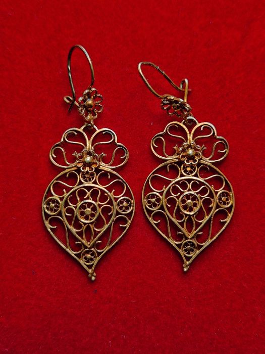 Brincos prata dourada coração de viana