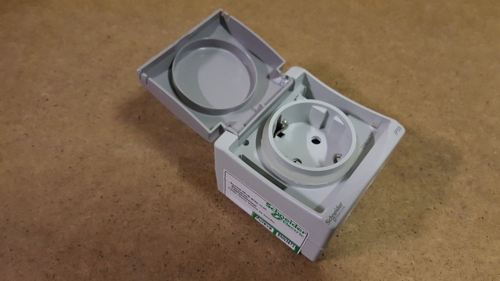 Tomada Schneider Electric ENN36731 SCHUKO 16 A 230 V IP55 2P+T