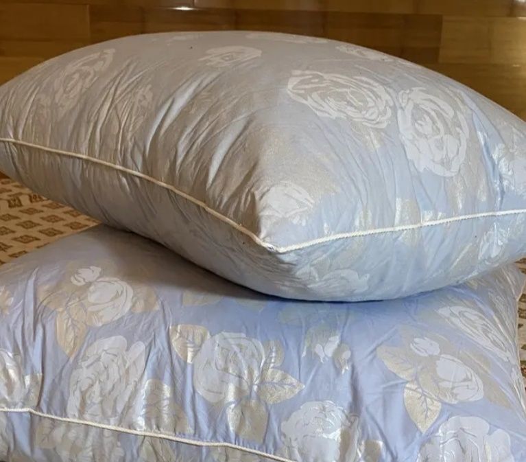 Продам подушки пір'єві 40×40