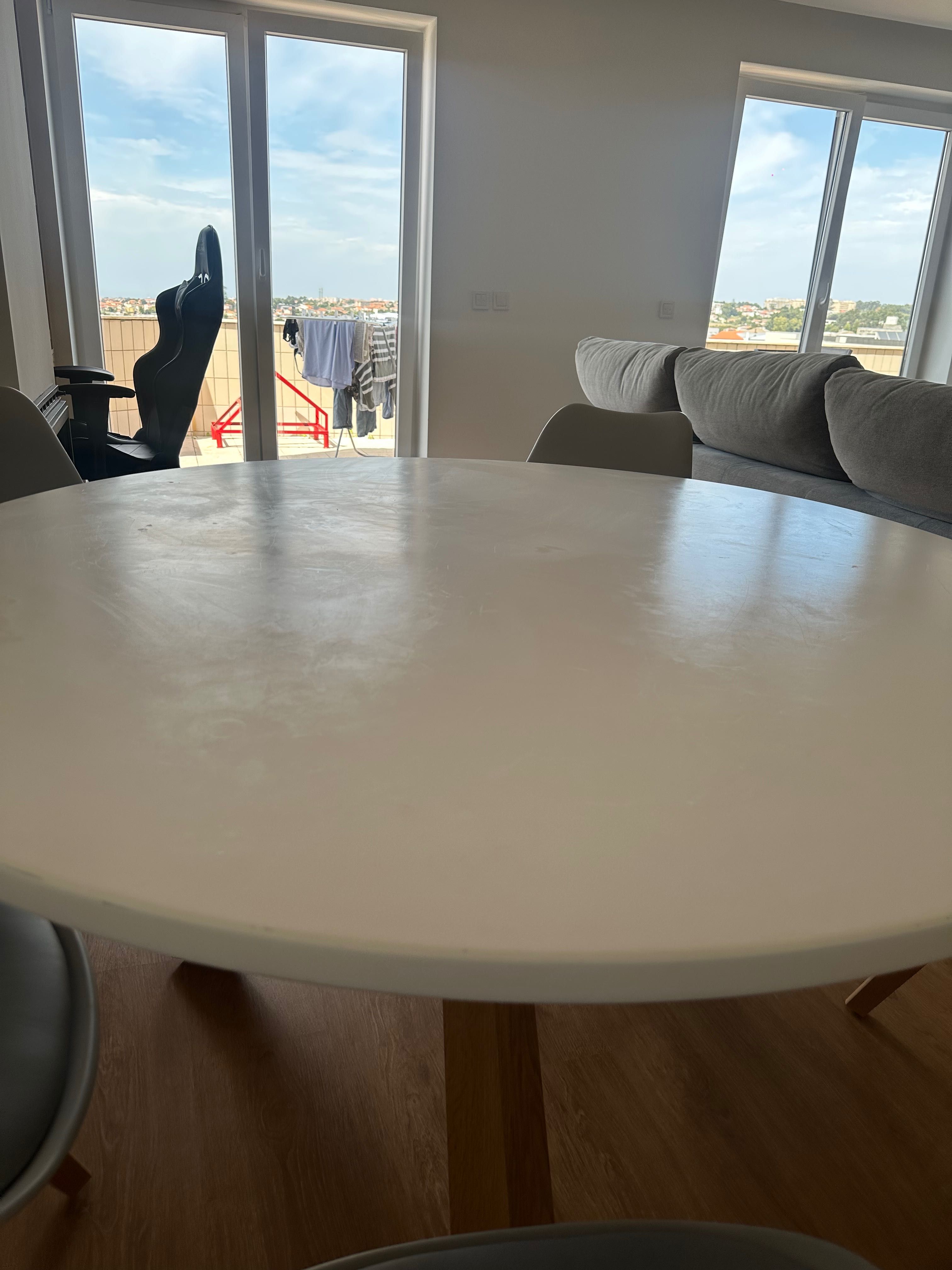 Conjunto mesa e cadeiras