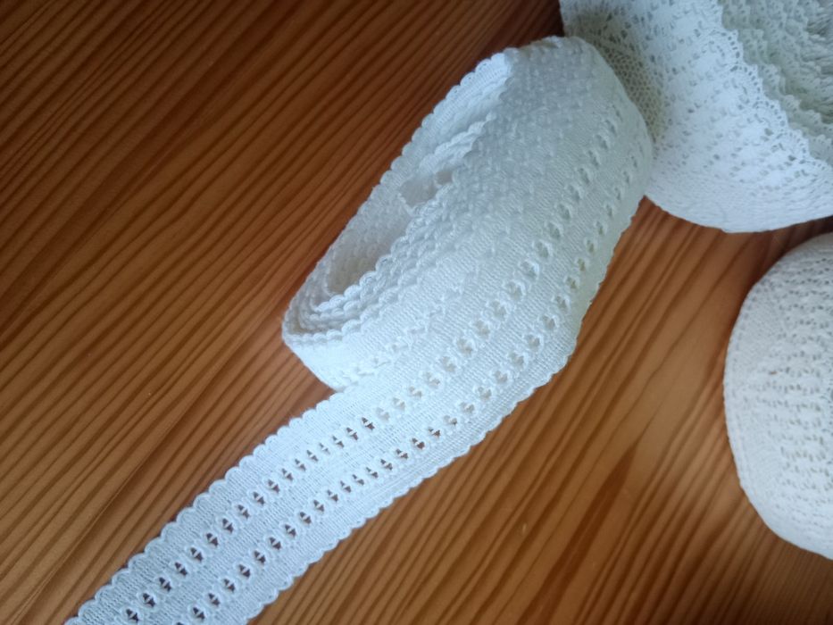Biała taśma koronkowa szerokość 4 cm, długość około 5,5 m