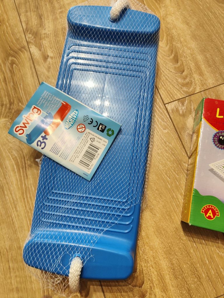 Nowa huśtawka i zabawka edukacyjna