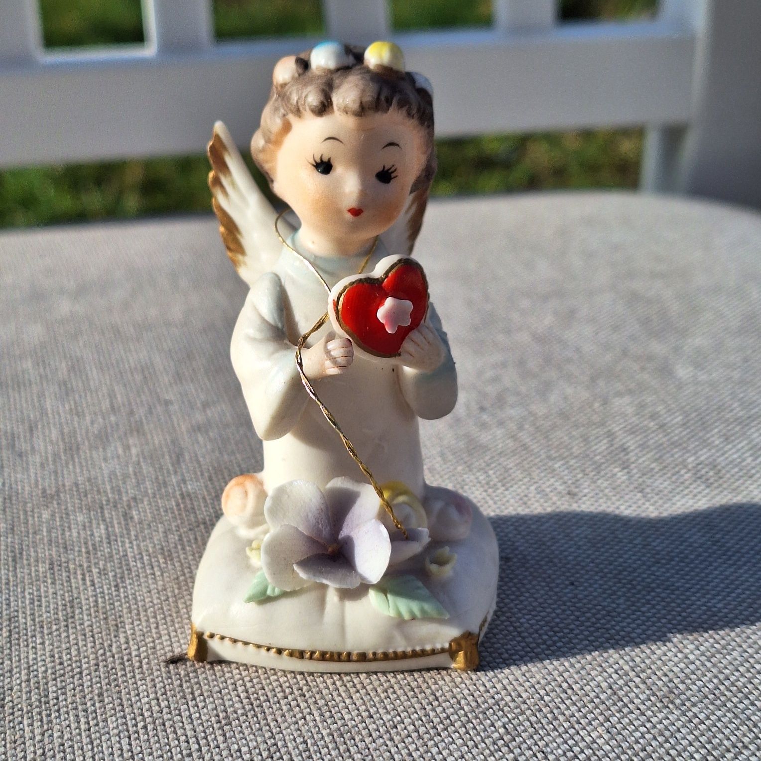 Figurka porcelanowa Aniołek biskwit