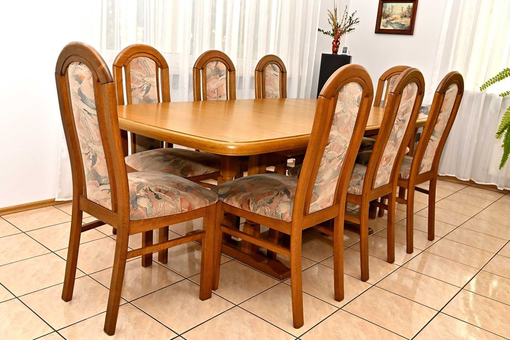 stół i  8 krzeseł tapicerowanych produkcji Swarzędzkich Fabryk Mebli