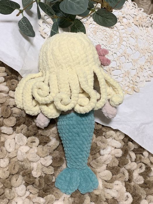 Русалочка вязана іграшка