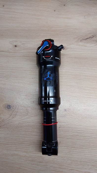 Амортизатор Rock Shox Deluxe RT3 
Розмір 210×55 
Регулювання: відскок,