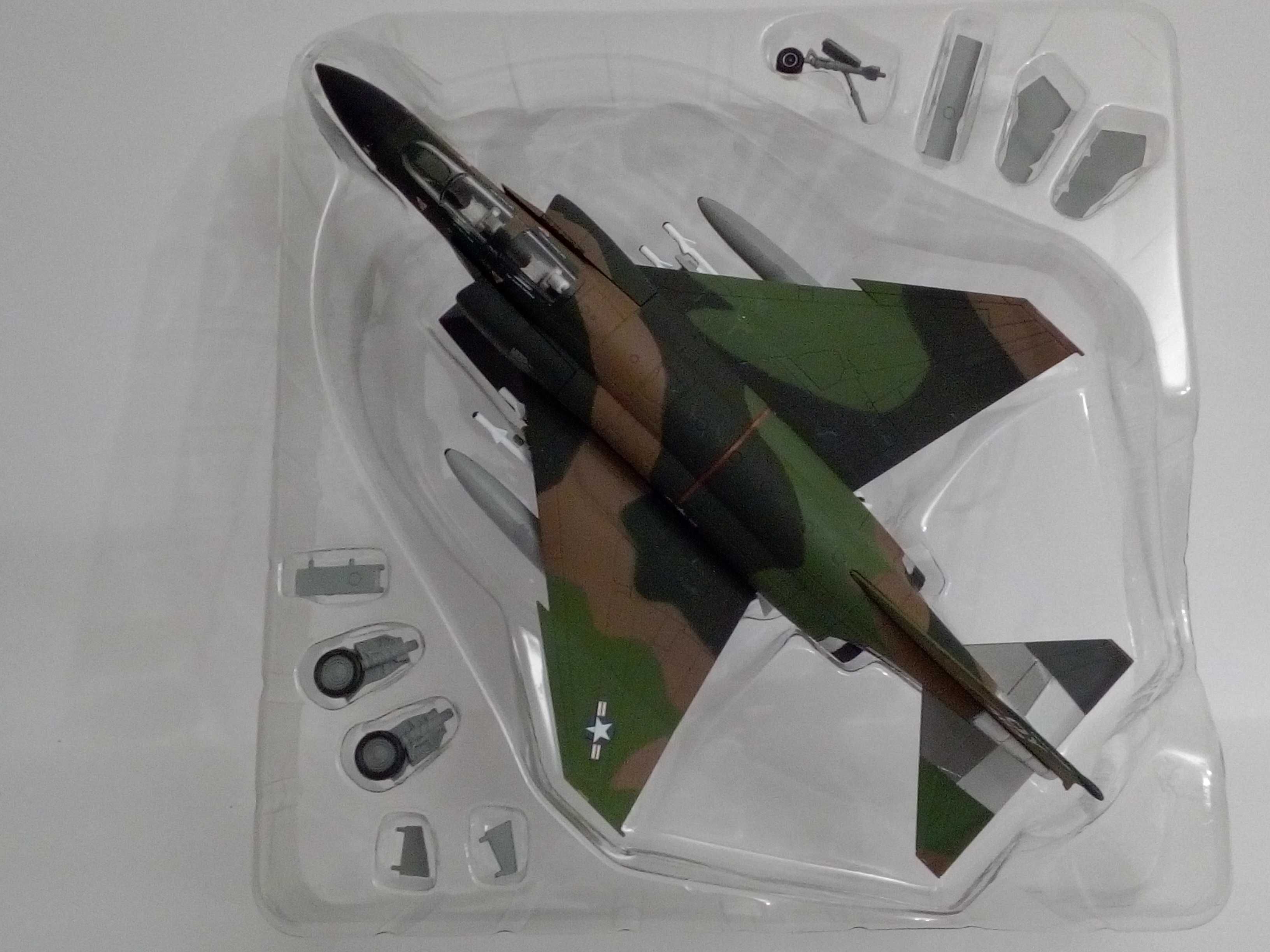 Vendo avião F-35A e F-4E