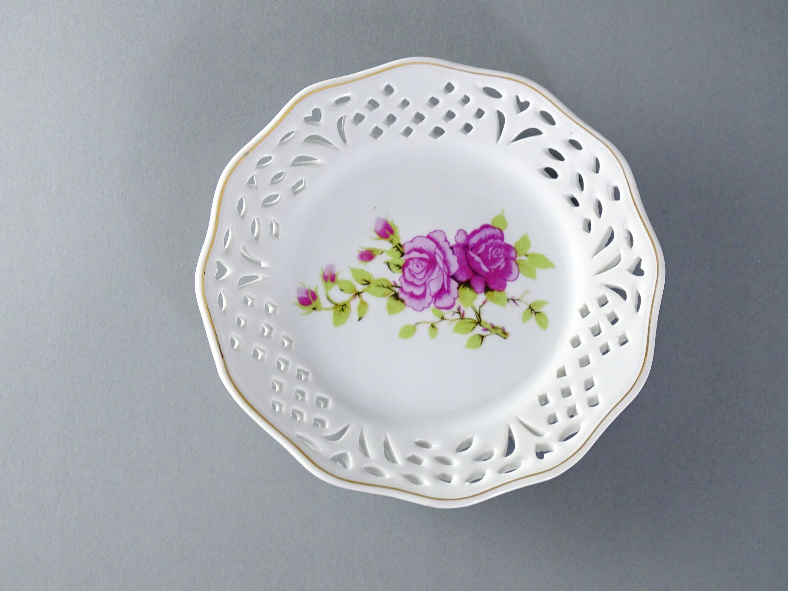 ażurowy porcelanowy talerzyk kwiaty