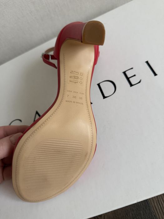 Стильні червоні босоніжки з металевими заклепками