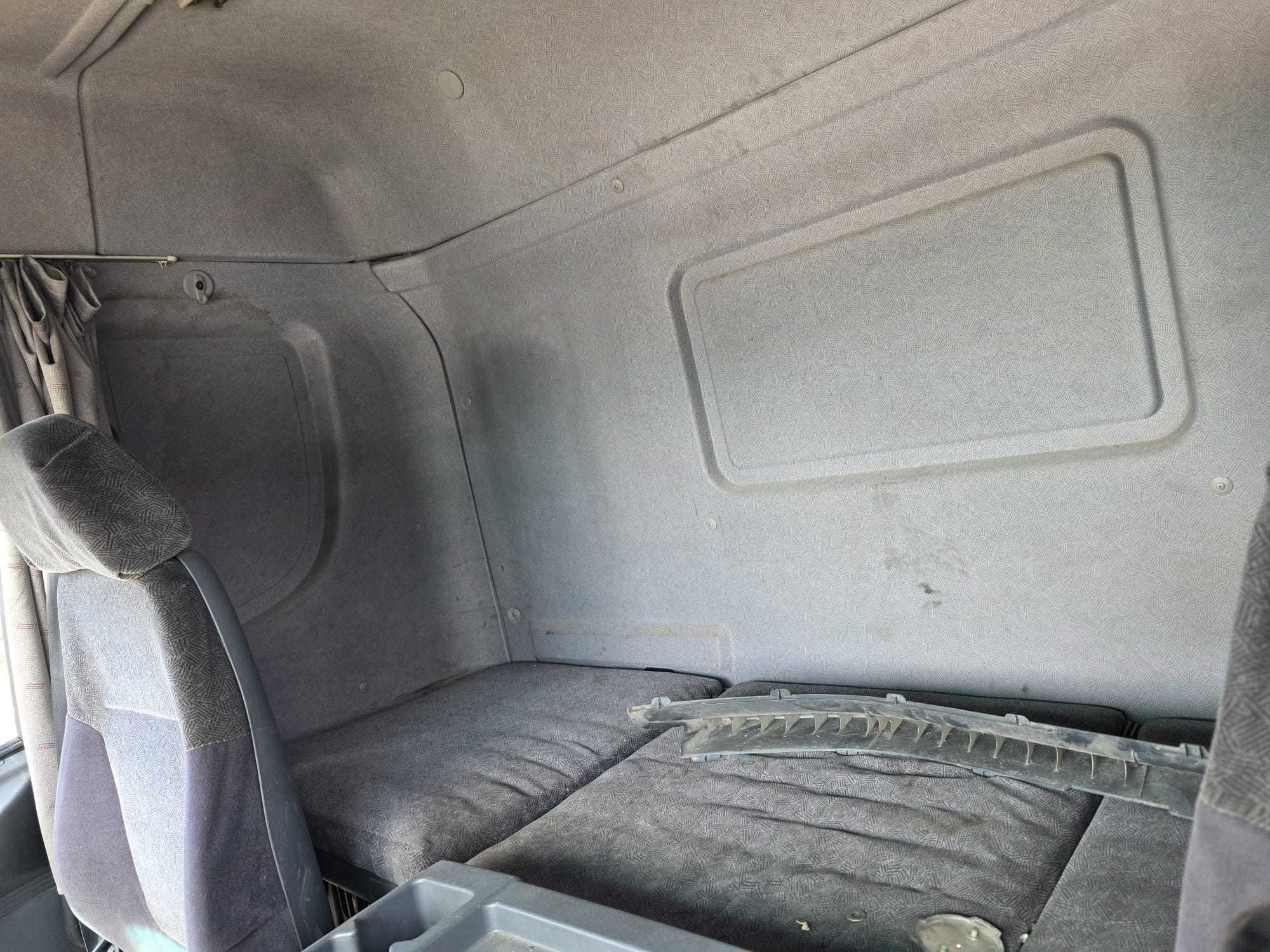 Carro com grua em bom estado