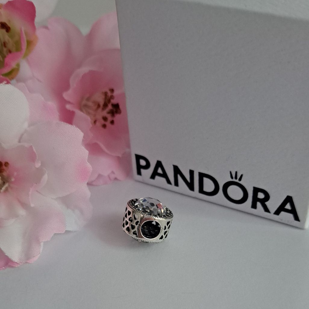 Pandora charms Bezbarwny kamien