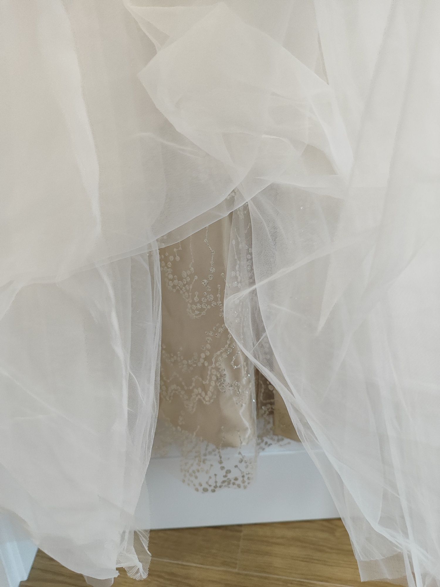 Nowa suknia ślubna z koronką S/M z odpinanym tiulem z trenem koronka