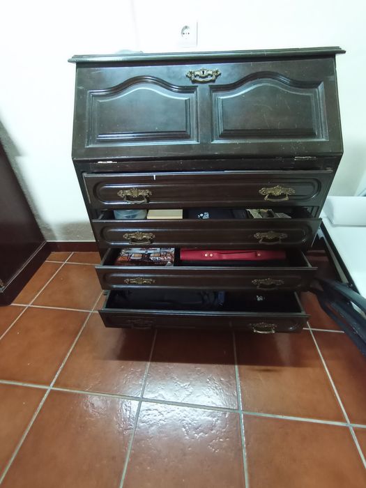 Vendo um móvel Louceiro e uma Escrivaninha em mogno maciço