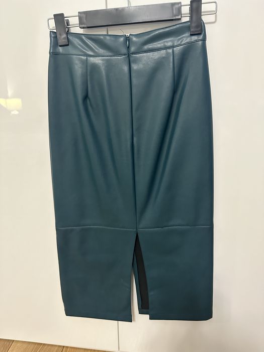 Spodnica ciemnozielona ekoskora Reserved roz XS