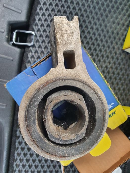 Оригинальные сайлентблоки переднего рычага (задние) explorer 2011-2018