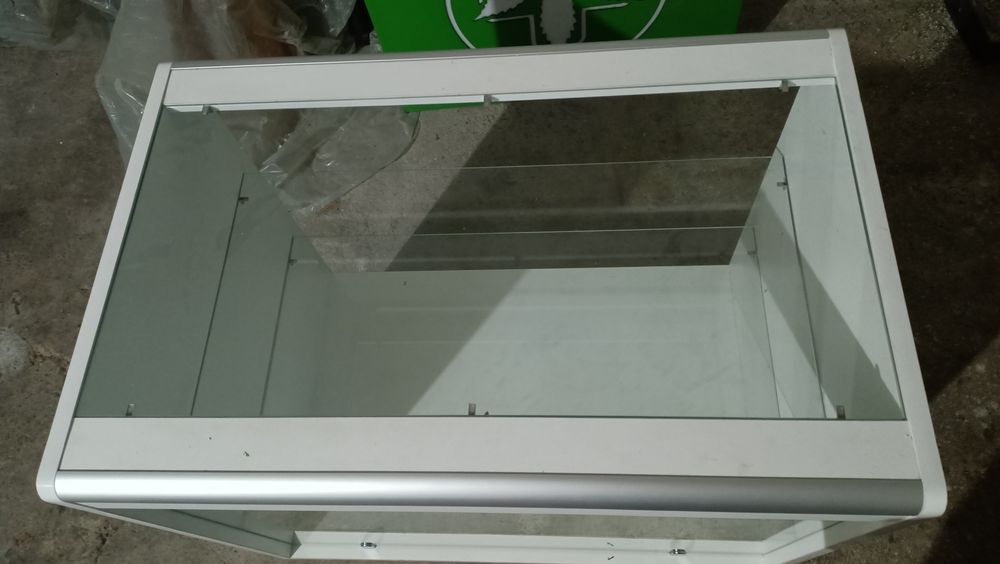 Lada sklepowa przeszklona