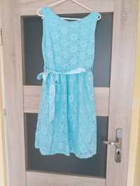 Koronkowa błękitna sukienka z atłasowym paskiem. Złoty zamek r 38