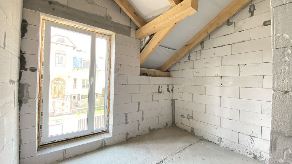 Напівособняк 130 м² з гаражем і 3 сотками землі біля міста