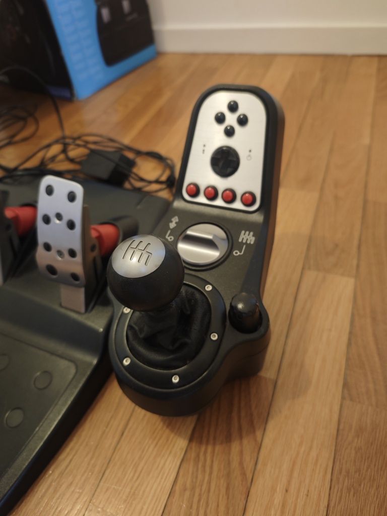 Logitech G25 (caixa é do g29)