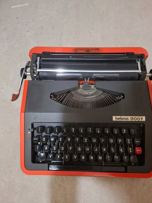Maszyna do pisania Hebros 1300F z walizką – PRL – polskie znaki