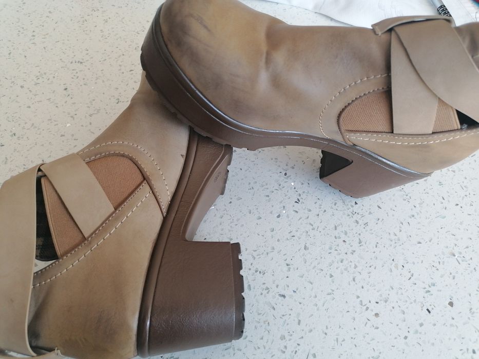 Botins com tacão camel 39