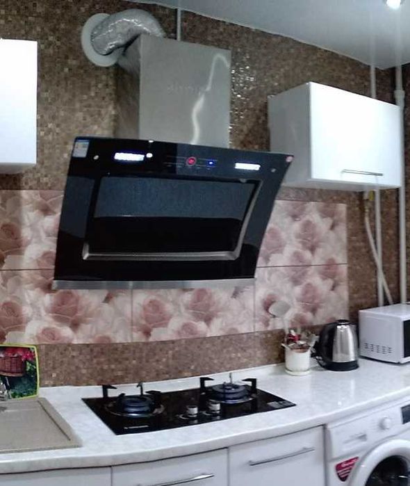 Вытяжка угловая сенсорная. Стекло. 2 мощных мотора.