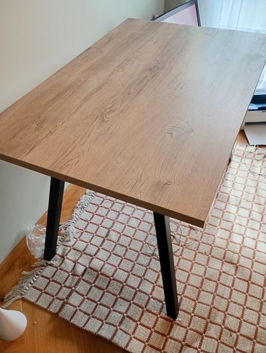 Stół drewniany z metalowymi nogami