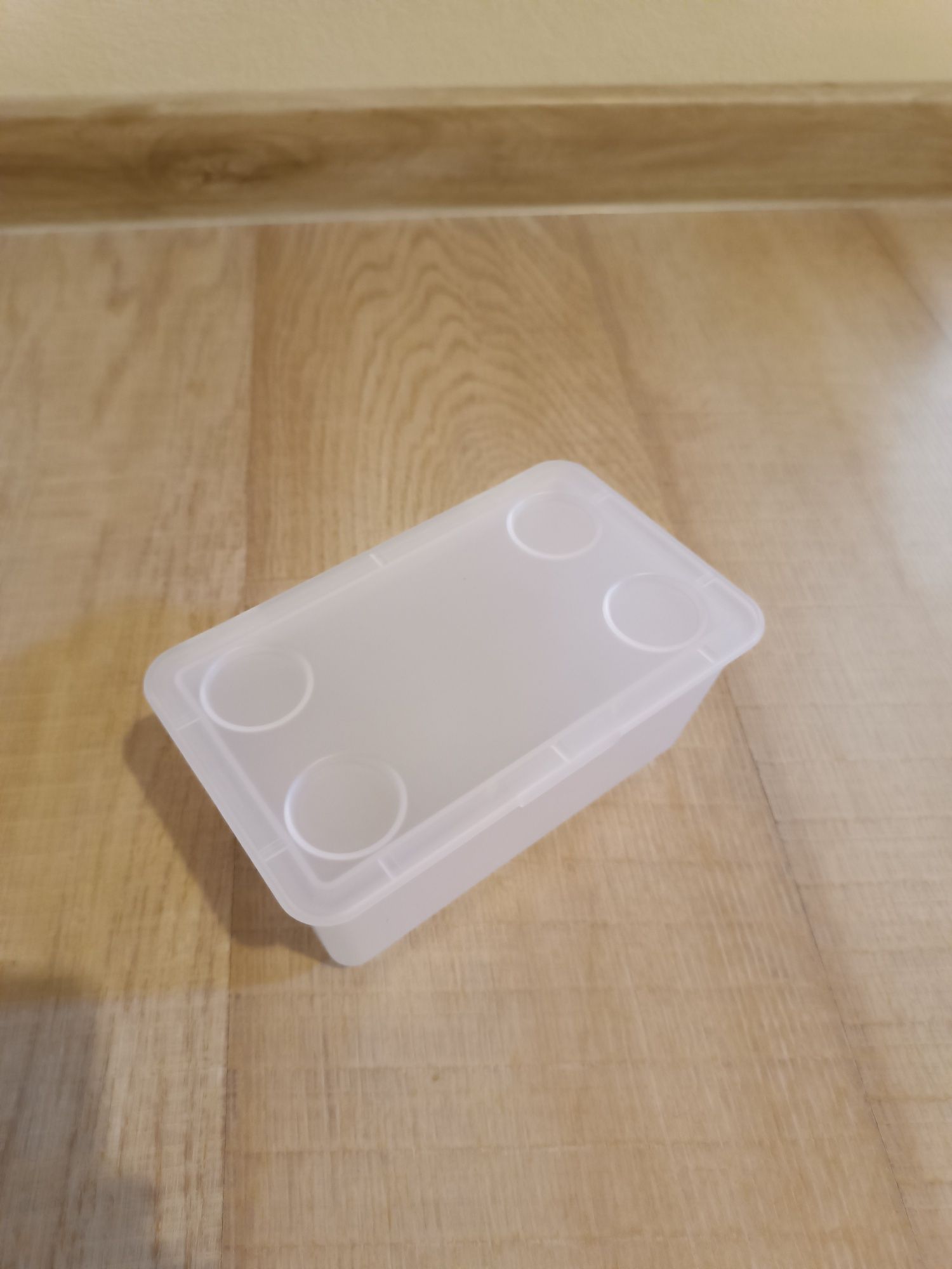Jasne matowe pojemniki z IKEA