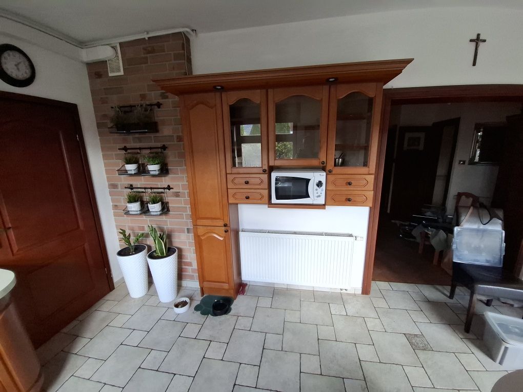 Kuchnia z drewnianymi frontami