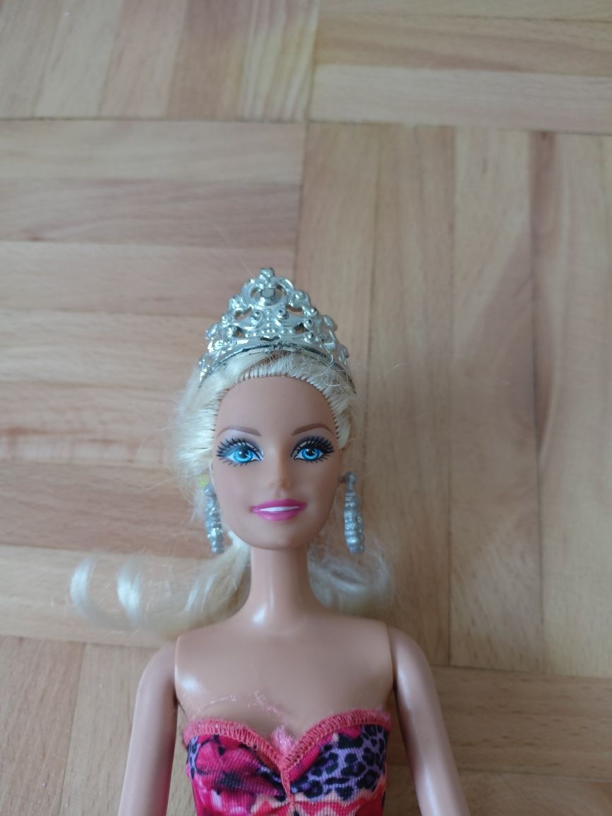 Lalka Barbie w koronie