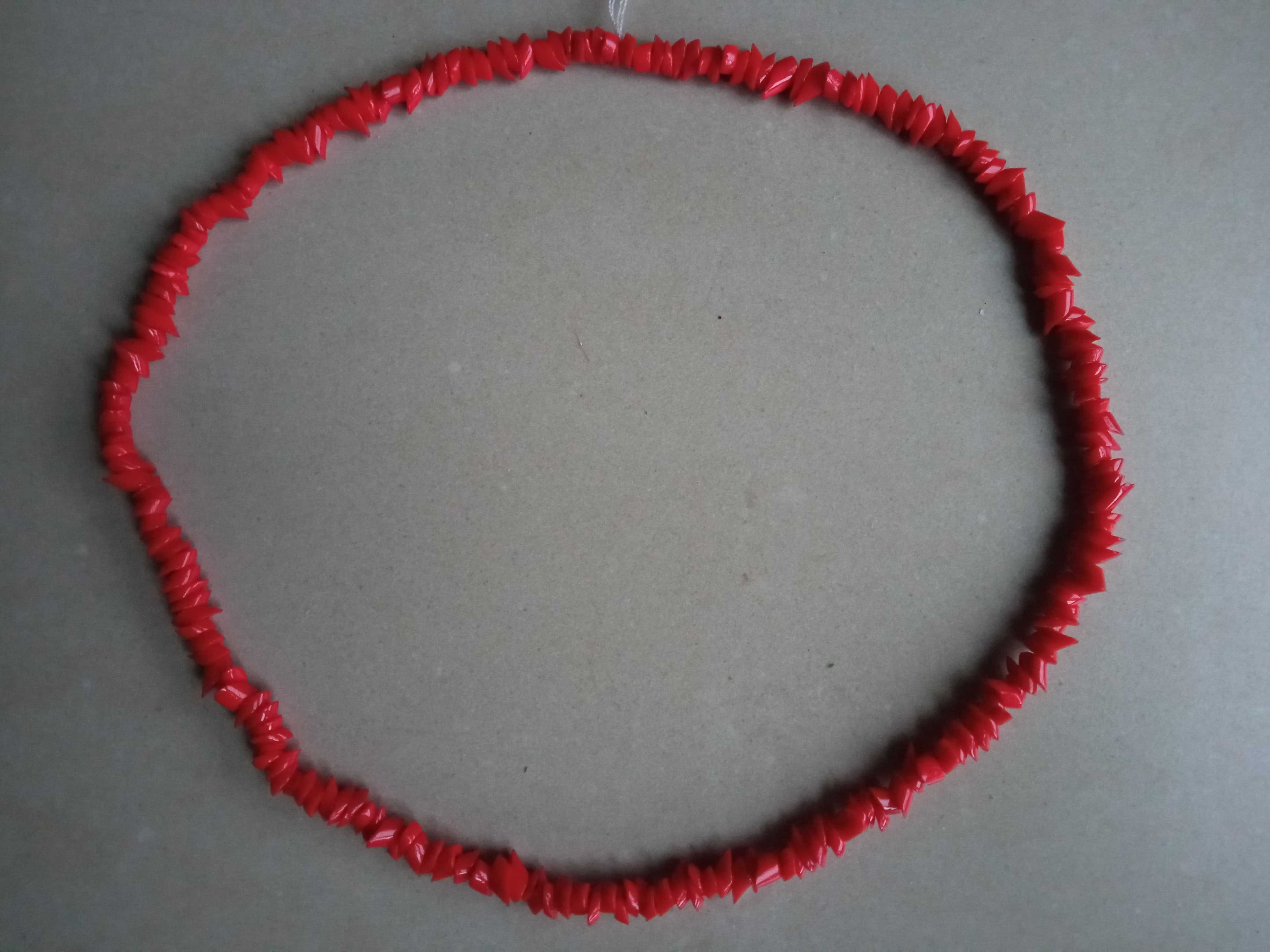 Korale czerwone plastikowe na sznurku 40 cm naszyjnik kolekcje