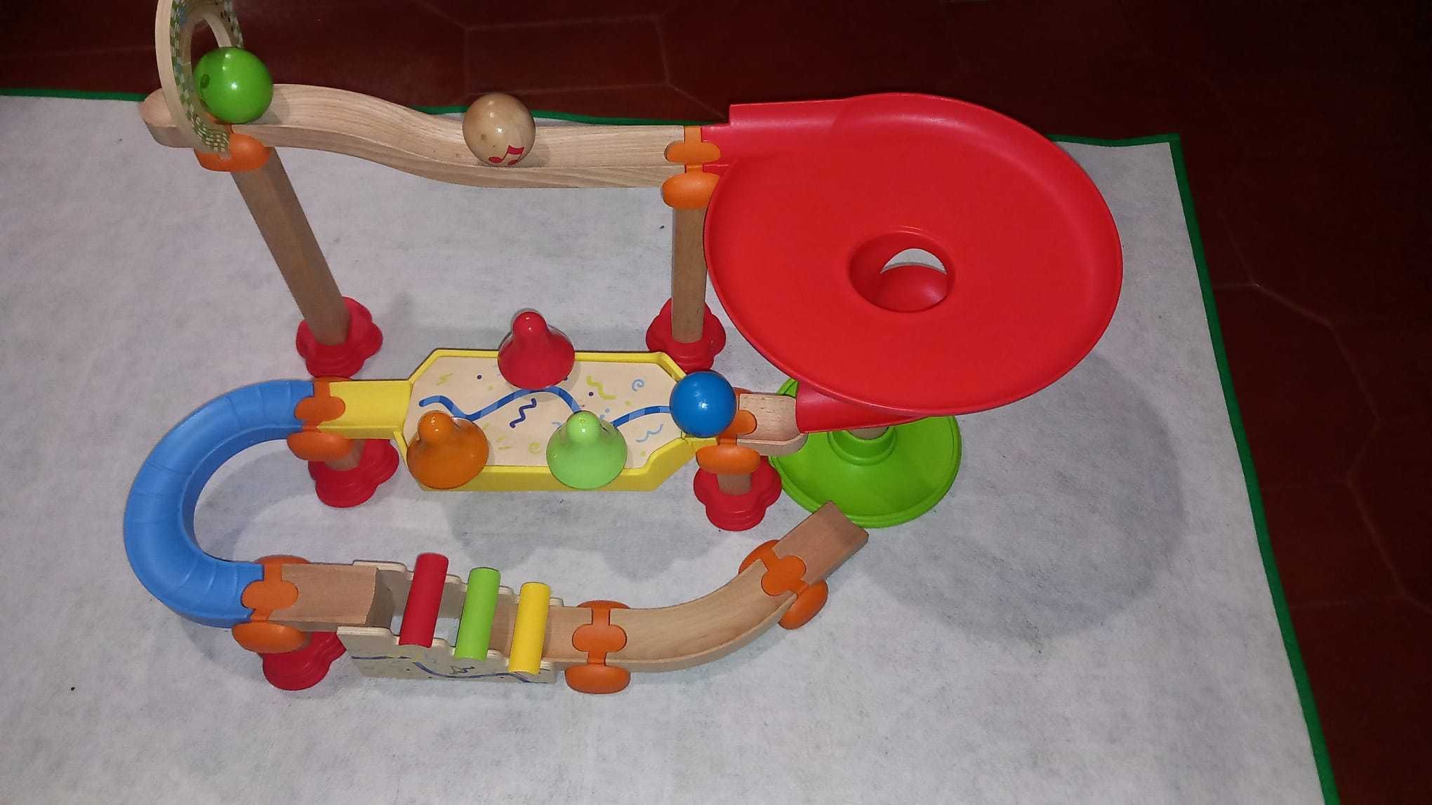 circuito com bolas de madeira