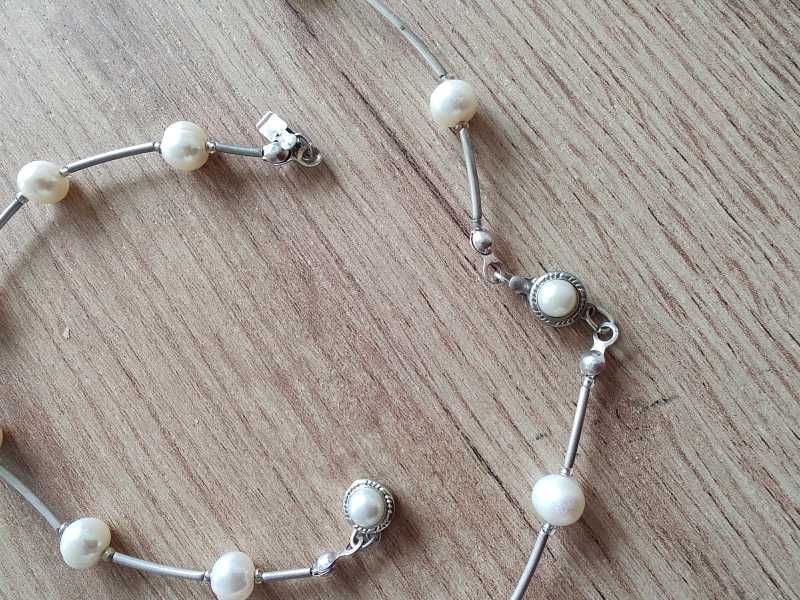 Komplet biżuterii z perełkami kolczyki bransoletka naszyjnik