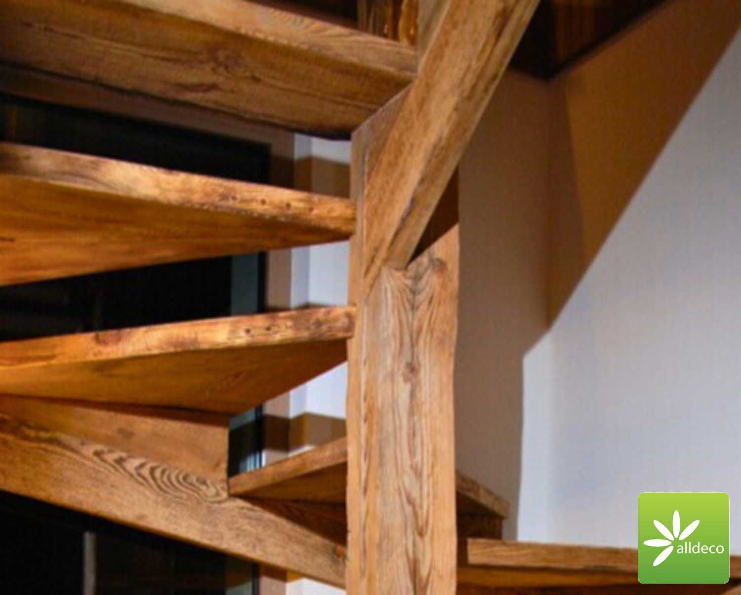 Schody ze starego drewna, balustrady, poręcze