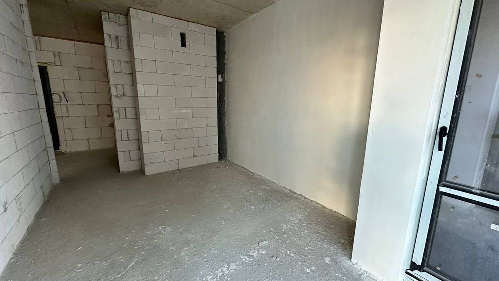 Продаж 1 км квартири в топовому ЖК поруч з озером