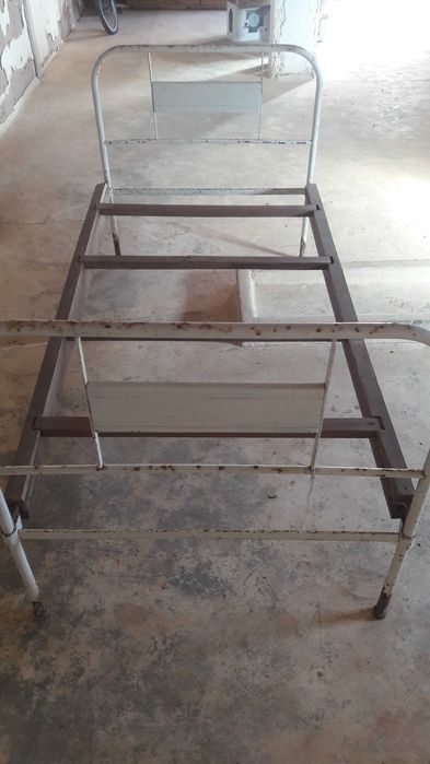 Cama de ferro antiga