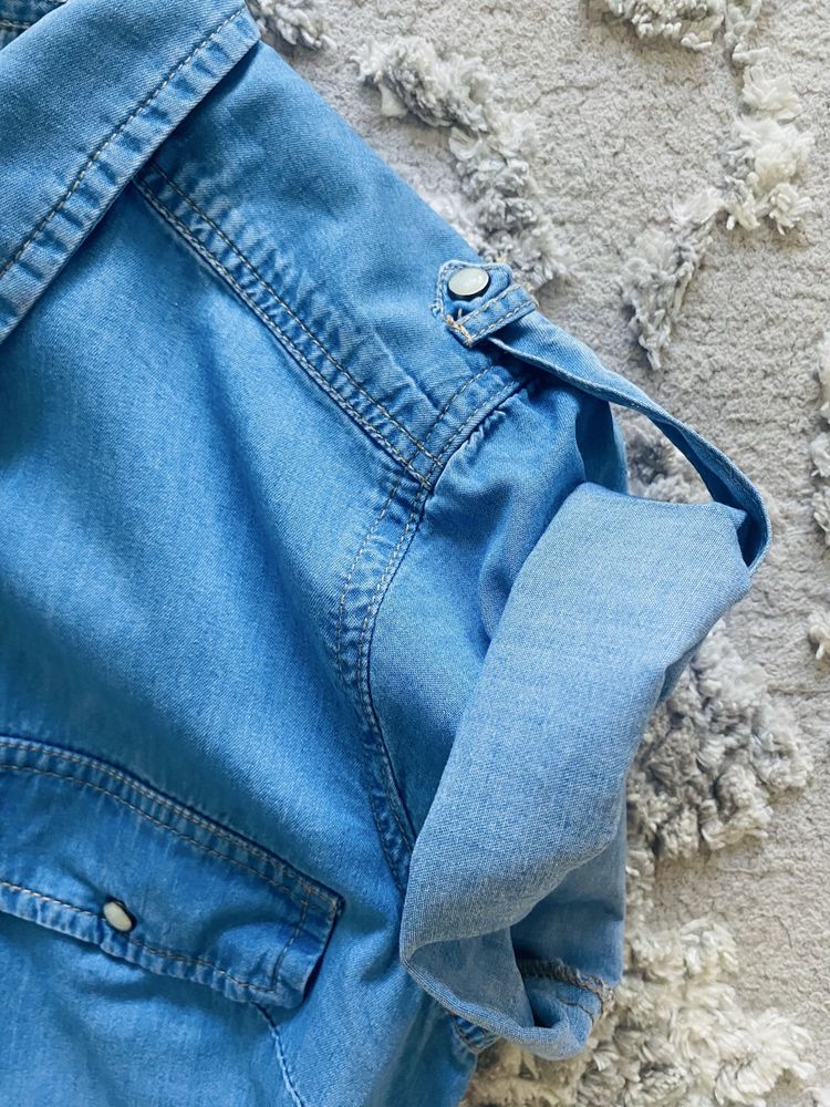 Sukienka mini jeansowa w kolorze jasnego denimu
