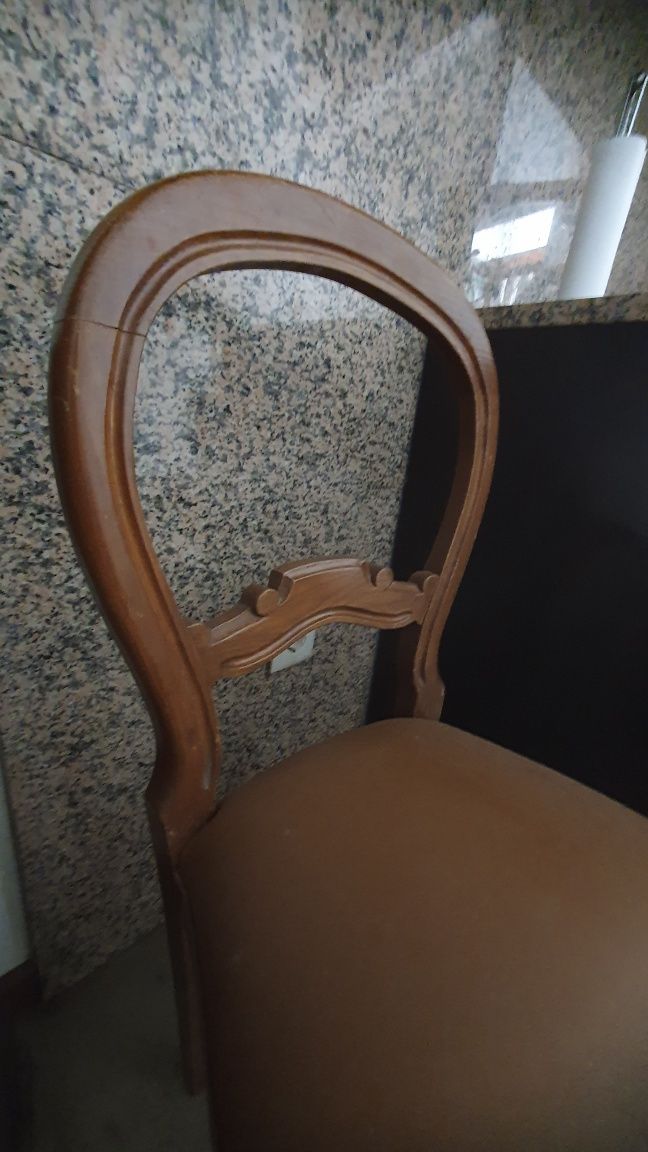Mesa Oval em Madeira Maciça + 6 Cadeiras