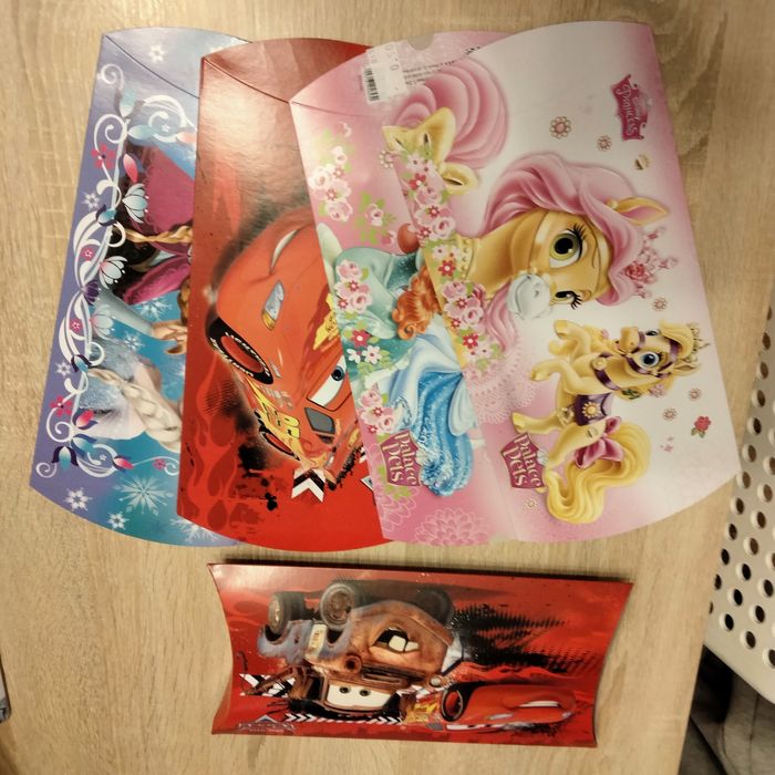 Torebka, pudełko papierowe na drobny prezent dla dziecka