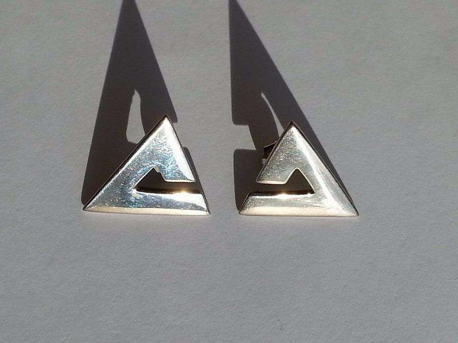 Srebrne kolczyki w kształcie trójkąta