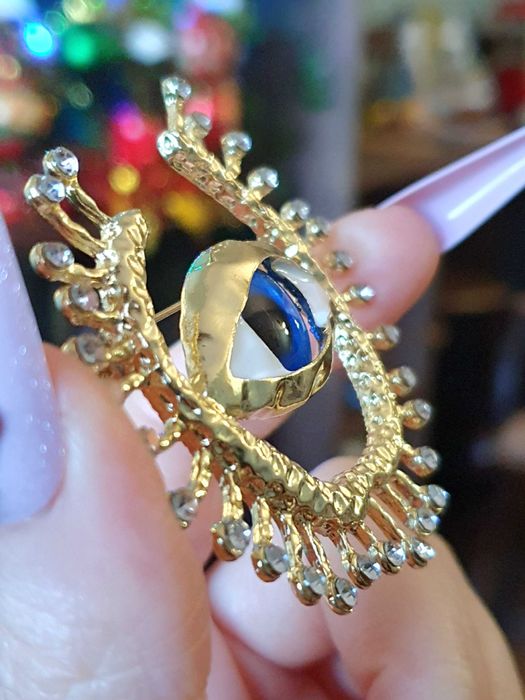 Broche pregadeira alfinete surrealista olho azul dourado