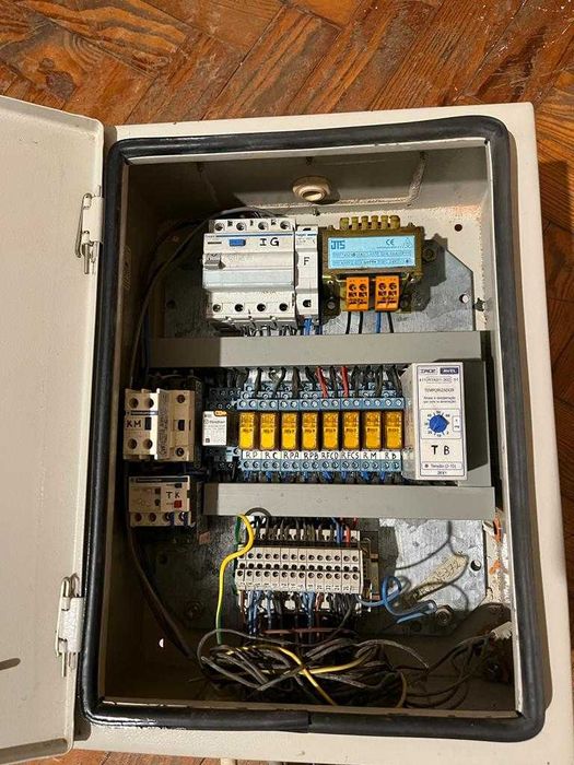 Caixa (monta pratos) com motor elétrico e caixa elétrica completa